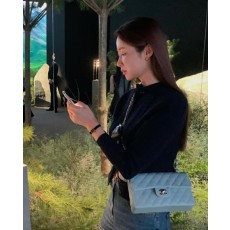 ★[차정원 PICK] 샤넬 클래식 미디움 플랩백 그레인드 카프스킨 & 골드 메탈 라이트 블루